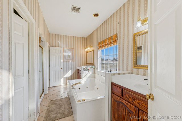 8109 S Winwood Lane, Broken Arrow, OK 74014