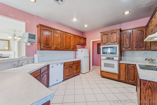 8109 S Winwood Lane, Broken Arrow, OK 74014