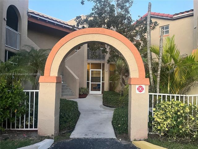 8710 SW 3rd St 104, Pembroke Pines, FL 33025