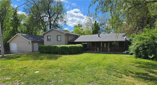 6004 Amazonia Road, St Joseph, MO 64505