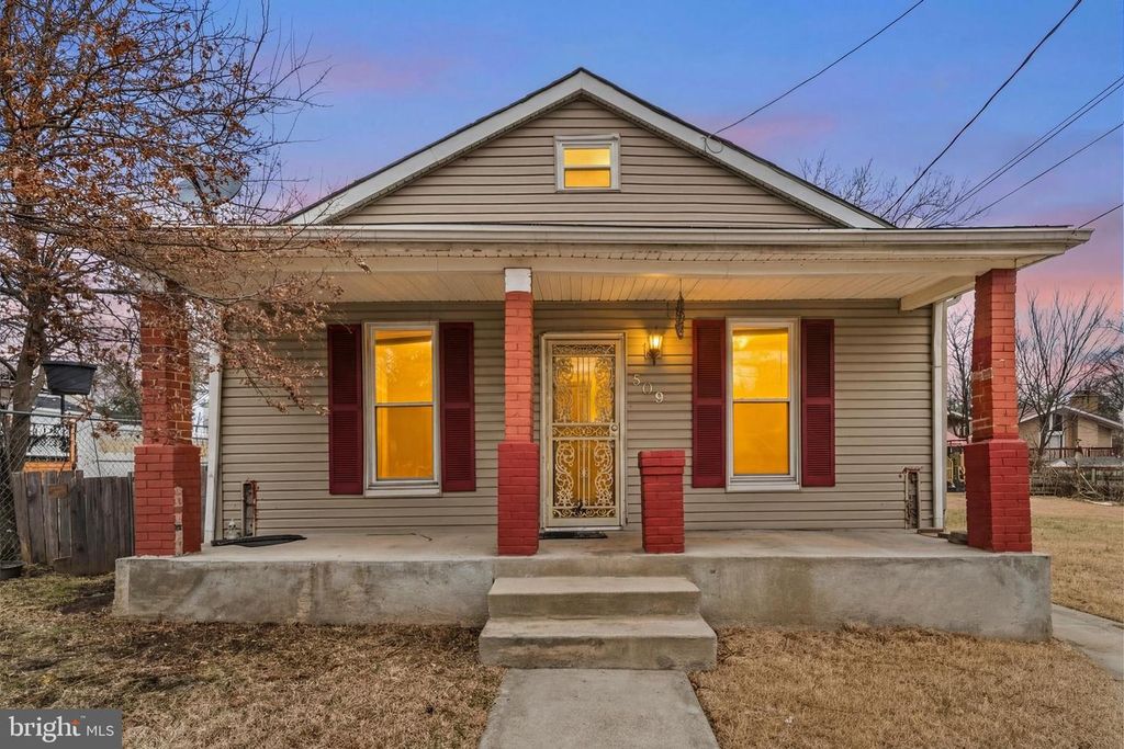 809 EASTERN AVE, Capitol Heights, MD 20743