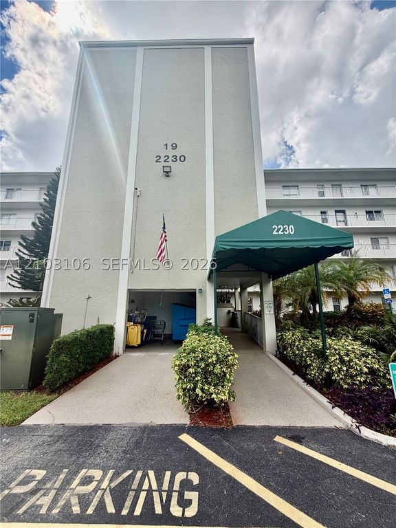 2230 N Cypress Bend Dr 308, Pompano Beach, FL 33069