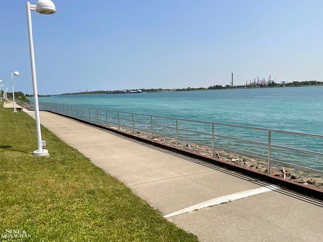 1900 River Rd D5 Road, Marysville, MI 48040