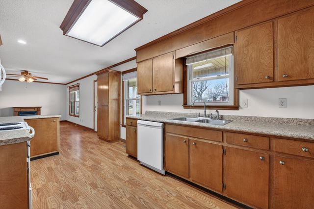 679 Howell Hill Rd, Flintville, TN 37335