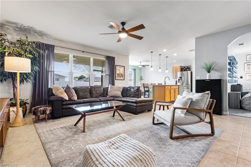 Image 4 of property listing at 2701 SW 4th PL, Cape Coral, FL 33914
