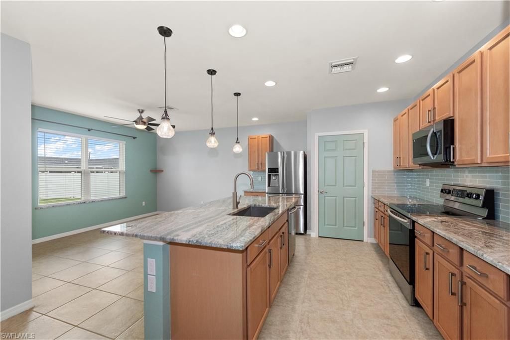 Image 6 of property listing at 2701 SW 4th PL, Cape Coral, FL 33914