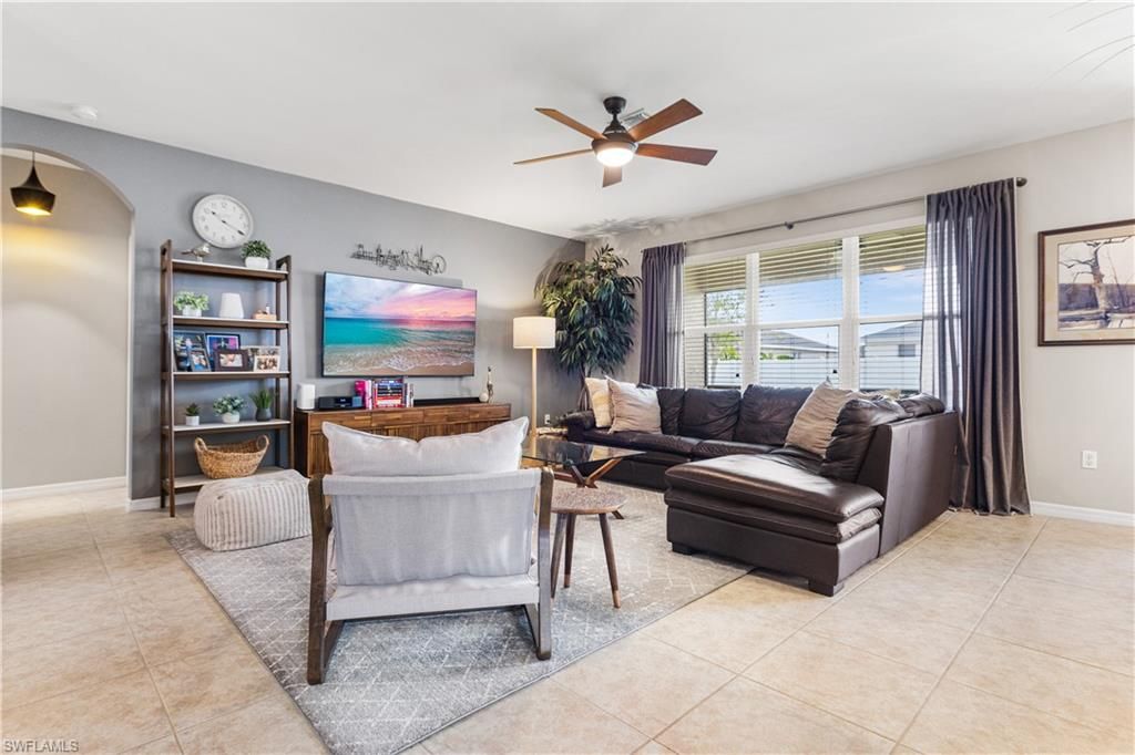 Image 8 of property listing at 2701 SW 4th PL, Cape Coral, FL 33914