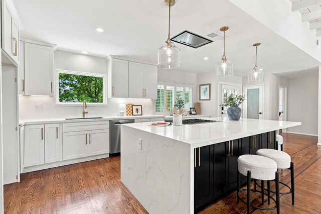 711 La Sierra Dr, Sacramento, CA 95864