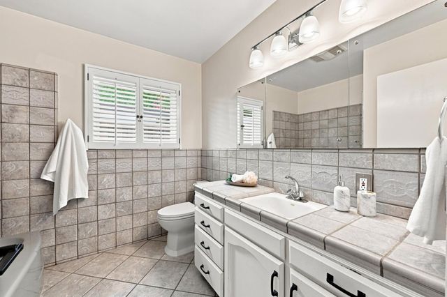 711 La Sierra Dr, Sacramento, CA 95864