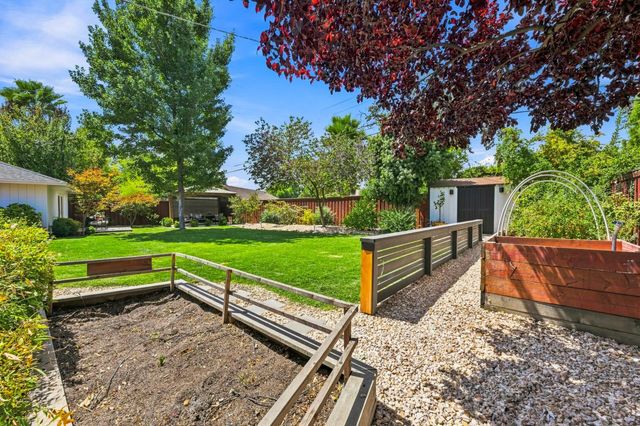 711 La Sierra Dr, Sacramento, CA 95864