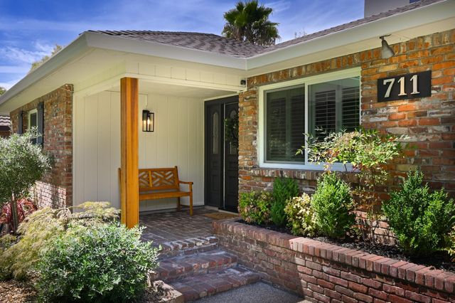 711 La Sierra Dr, Sacramento, CA 95864