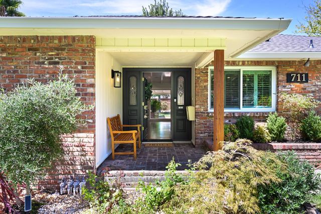 711 La Sierra Dr, Sacramento, CA 95864