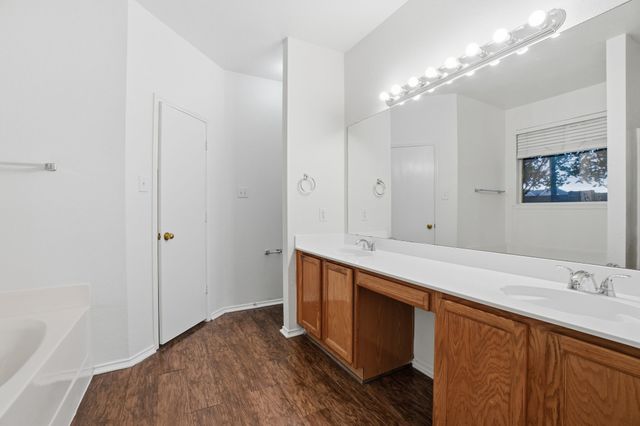 100 Bob White Drive, Red Oak, TX 75154