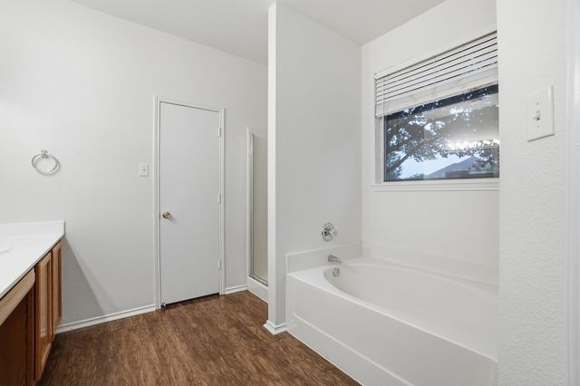 100 Bob White Drive, Red Oak, TX 75154