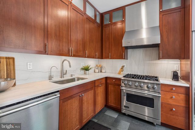 2415 PINE ST, Philadelphia, PA 19103