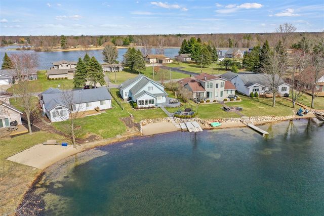 7201 Holiday Drive, Canadian Lakes, MI 49346