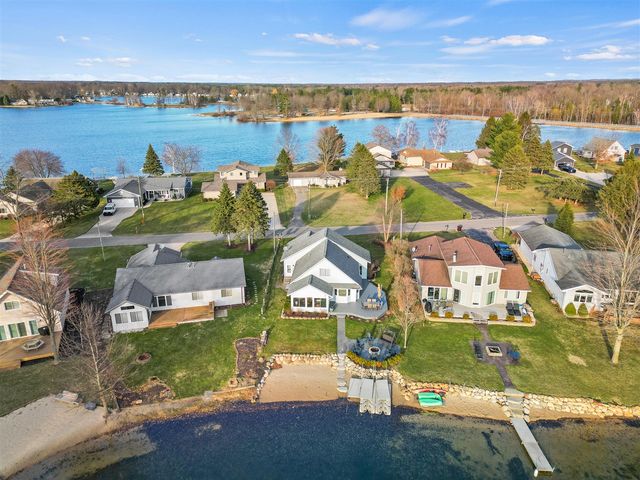 7201 Holiday Drive, Canadian Lakes, MI 49346