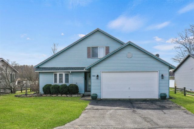 7201 Holiday Drive, Canadian Lakes, MI 49346