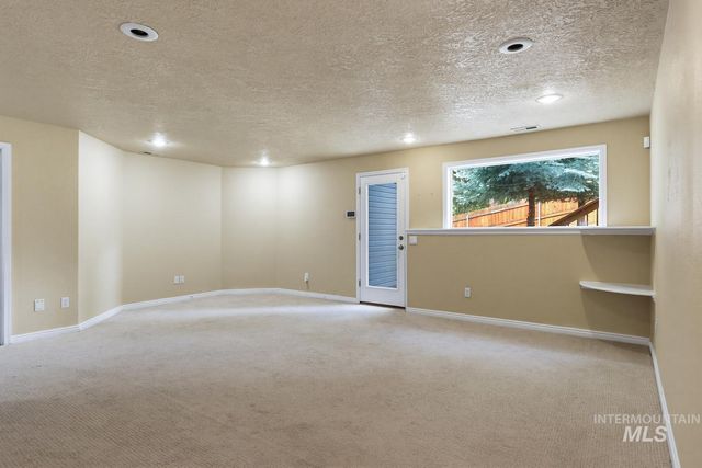 2480 E Roanoke Dr, Boise, ID 83712