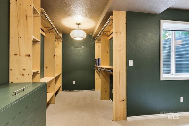 2480 E Roanoke Dr, Boise, ID 83712