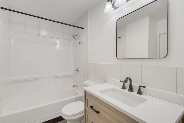 533 Redwood Road, Bolingbrook, IL 60440