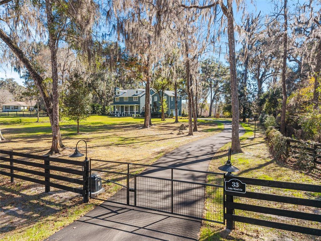 Image 3 of property listing at 33 LAKE WOOD CIRCLE, Ocala, FL 34482