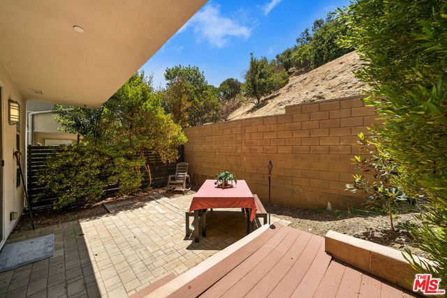 6746 W Gill Way, Los Angeles, CA 90068