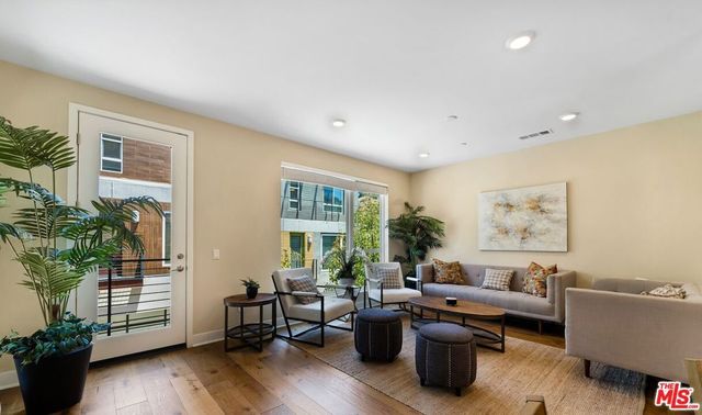 6746 W Gill Way, Los Angeles, CA 90068