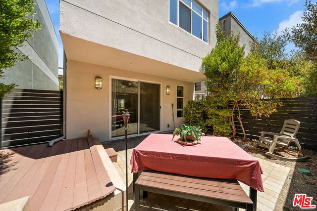 6746 W Gill Way, Los Angeles, CA 90068