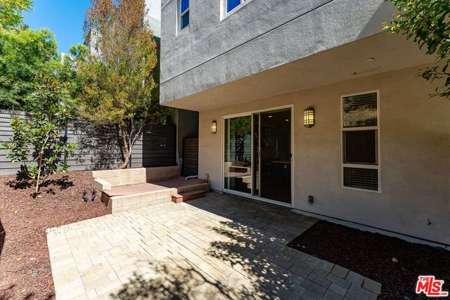 6746 W Gill Way, Los Angeles, CA 90068