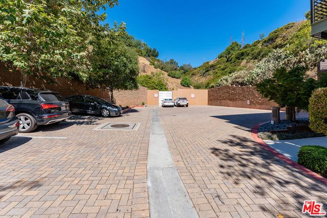 6746 W Gill Way, Los Angeles, CA 90068