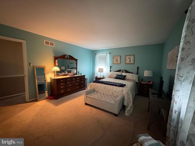 50 PENN CIR, Holland, PA 18966