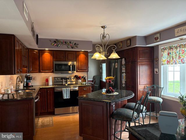 50 PENN CIR, Holland, PA 18966