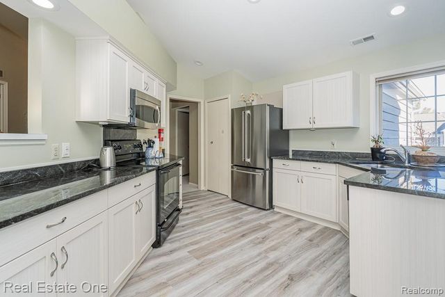 1903 Eagle Pointe, Bloomfield Hills, MI 48304