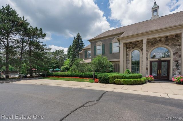 1903 Eagle Pointe, Bloomfield Hills, MI 48304