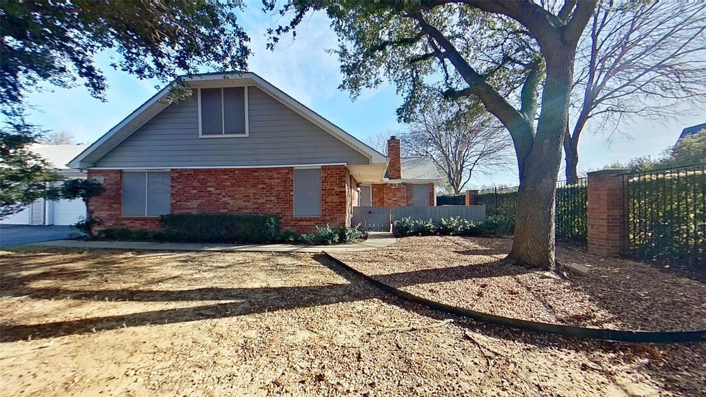 1004 Bridges Drive, Arlington, TX 76012
