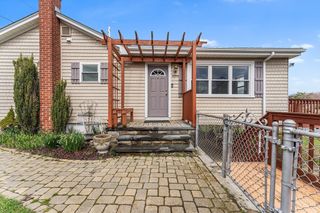 24 Front St, Swansea, MA 02777