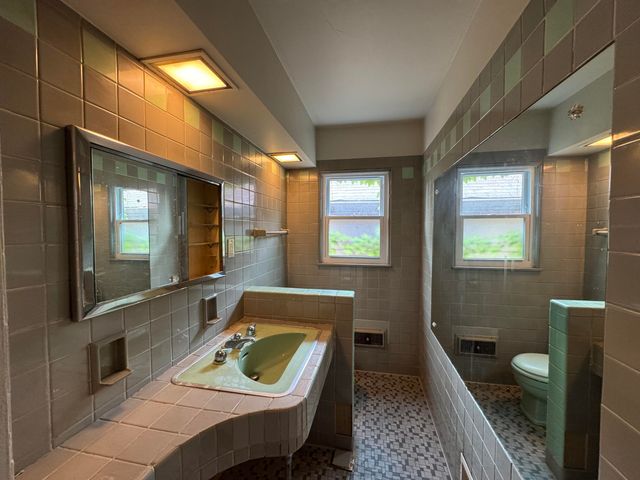 2401 W 6th Avenue, Gary, IN 46404