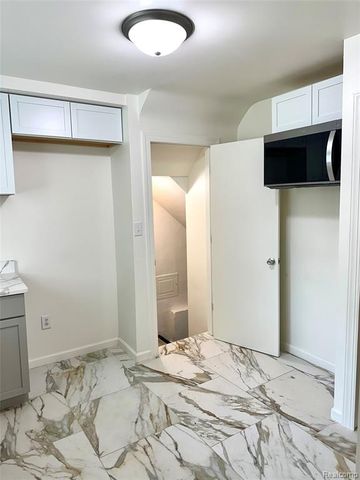 18500 Lindsay Street, Detroit, MI 48235