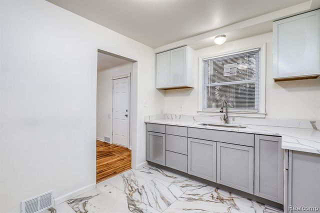 18500 Lindsay Street, Detroit, MI 48235