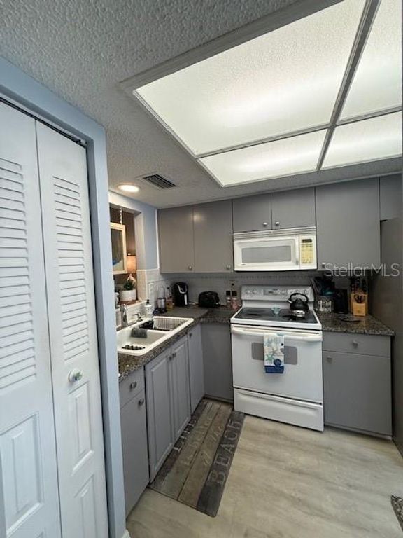 Image 20 of property listing at 11140 CARRIAGE HILL DRIVE 4, Port Richey, FL 34668