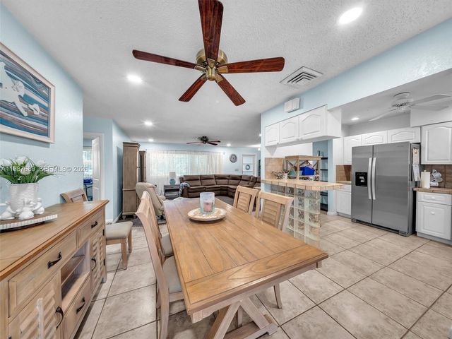 9621 NW 8th St, Pembroke Pines, FL 33024