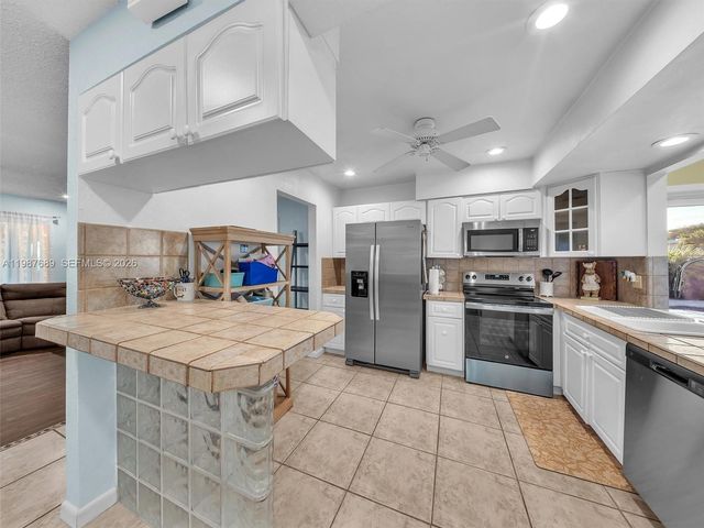 9621 NW 8th St, Pembroke Pines, FL 33024