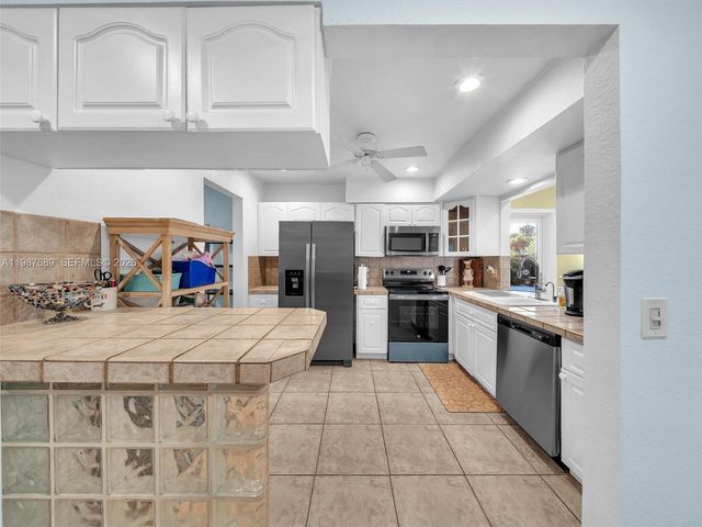 9621 NW 8th St, Pembroke Pines, FL 33024