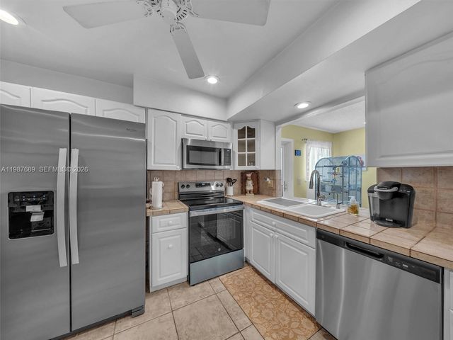 9621 NW 8th St, Pembroke Pines, FL 33024