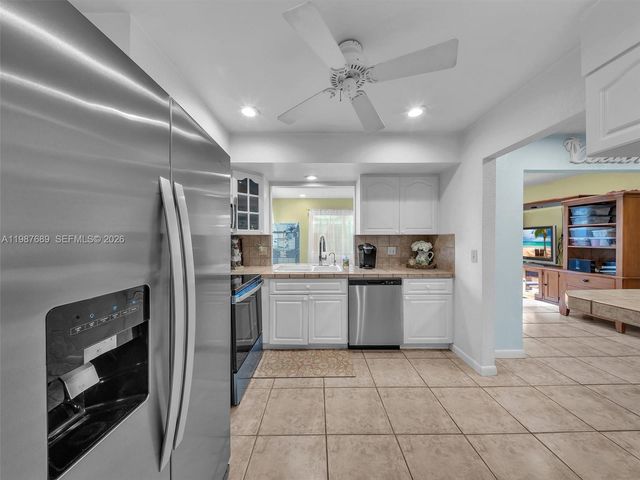 9621 NW 8th St, Pembroke Pines, FL 33024