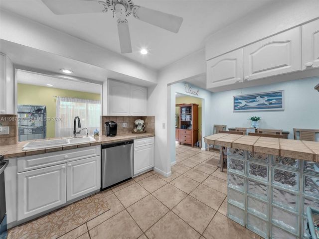 9621 NW 8th St, Pembroke Pines, FL 33024