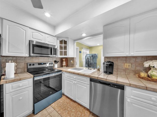 9621 NW 8th St, Pembroke Pines, FL 33024