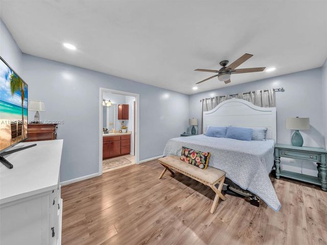 9621 NW 8th St, Pembroke Pines, FL 33024