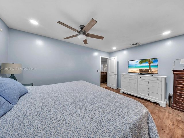 9621 NW 8th St, Pembroke Pines, FL 33024